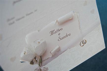VIOLA, Partecipazione romantica su cartoncino bianco goffrato con stampa e decori dorati con soggetto floreale.
Busta compresa.